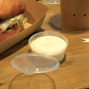 Pot &agrave; sauce plastique PP avec couvercle &agrave; charni&egrave;re (x50)